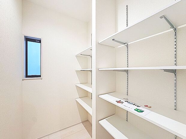 「キッチンパントリー」キッチン横にはパントリー収納を設置。効果的な日常備蓄ができ、日々の収納だけでなく、防災面での備えとしても有効活用できます。