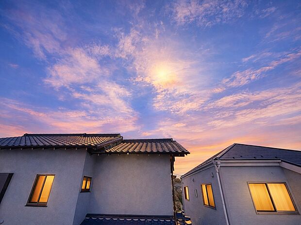 星空が地上に映りこむかのような夜景のきらめきまで、この街ならではの美しい風景の物語が室内に展開。