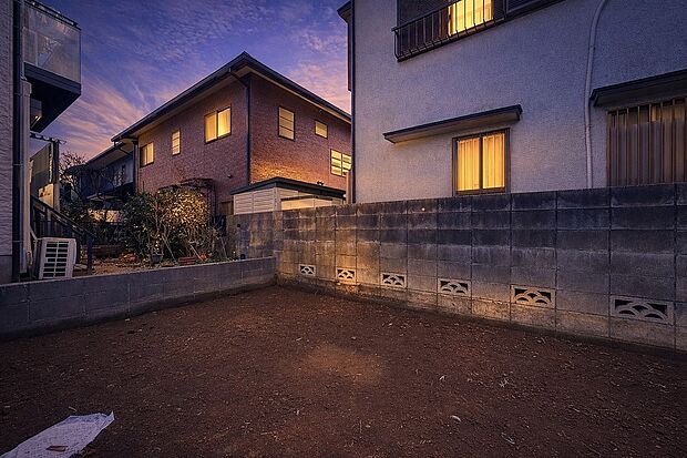 お子様がお庭で遊ぶのを見守りつつ、キッチンでお料理やリビングでくつろぐことができる安心な間取り。