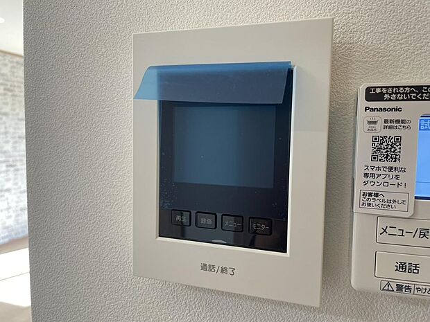 「見える安心」をカタチにしました。誰が来てもわかる様にモニター付きインターホンを設置。家事導線を考慮した個所に設置し、防犯性と利便性に優れ快適と安らぎを合わせた優しい設計。