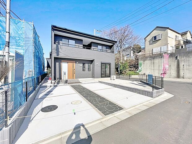 「カースペース2台」2台分の駐車スペースがあるので、お子様の自転車やバイク置き場にするスペースとしてもご利用いただけます。