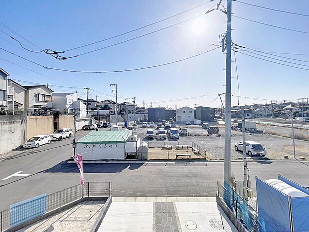 「穏やかな街並みの眺望」穏やかな街並みを一望しながら、爽やかな風と柔らかく降り注ぐ陽光を感じて頂けます。心地良い開放感が暮らしにゆとりと充足感をもたらします。