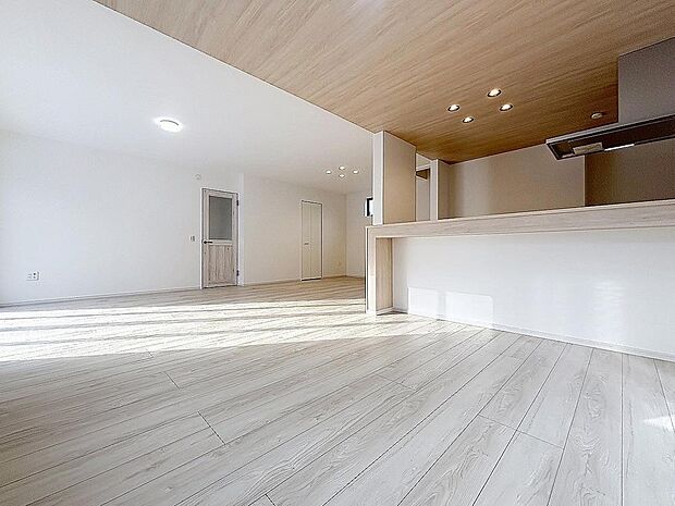 「床暖房完備。LDK」LDK一部には、床暖房があります。エアコンとは違いホコリが舞わないので、小さなお子様やペットと暮らしているご家庭にもおすすめです。