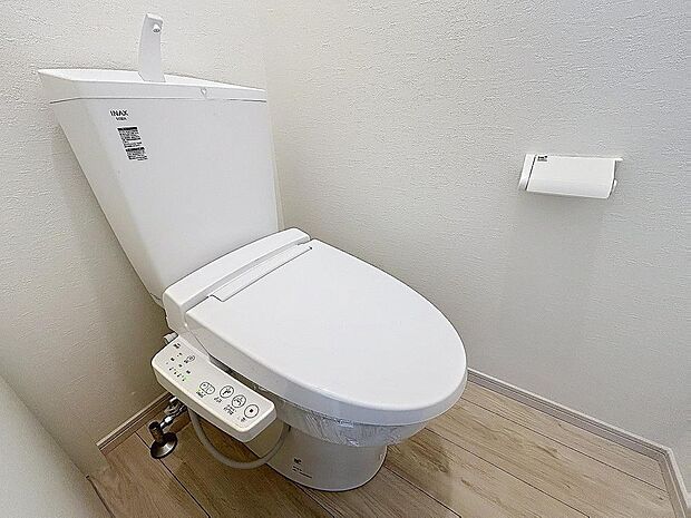 「温水洗浄便座付きトイレ」トイレは快適な温水洗浄便座付です。清潔感のあるホワイトで統一しました。いつも清潔な空間であって頂けるよう配慮された造りです。