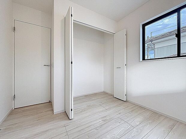 「収納完備」居室には収納スペースを完備し、自由度の高い家具の配置が叶うシンプルな空間です。