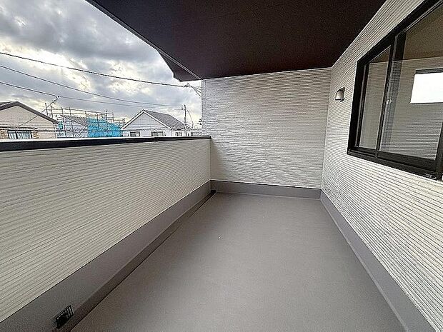 「開放感感じるバルコニー」頬をなでる優しい風を感じることが出来るバルコニー。つい深呼吸をしたくなる気持ちの良い眺望はこのお部屋の自慢です。