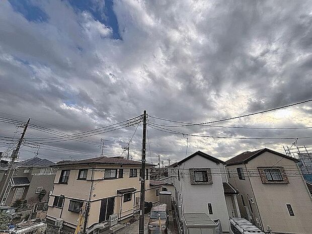 「穏やかな街並みの眺望」穏やかな街並みを一望しながら、爽やかな風と柔らかく降り注ぐ陽光を感じて頂けます。心地良い開放感が暮らしにゆとりと充足感をもたらします。