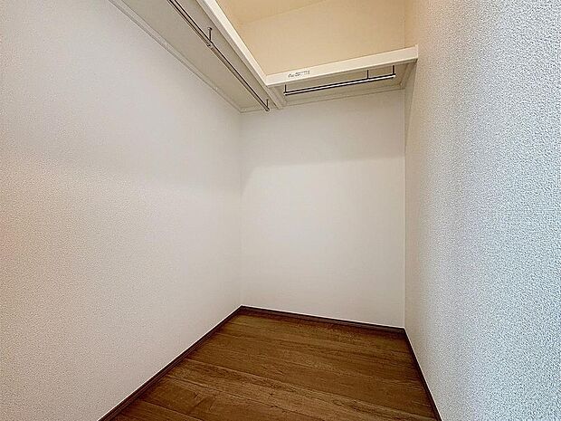 「たっぷり収納。ウォークインクローゼット」たっぷりと荷物が入るよう、ウォークインクローゼットを完備いたしました。画像と現地では大きさ、広さの感覚が違います。是非ご自分の目で確かめてください。