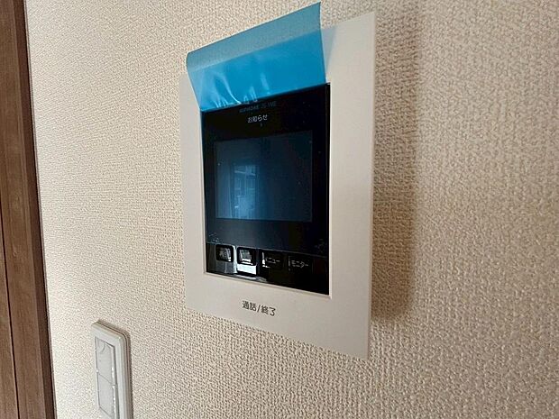 「見える安心」をカタチにしました。誰が来てもわかる様にモニター付きインターホンを設置。家事導線を考慮した個所に設置し、防犯性と利便性に優れ快適と安らぎを合わせた優しい設計。