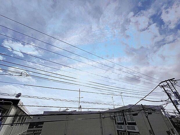 「穏やかな街並みの眺望」穏やかな街並みを一望しながら、爽やかな風と柔らかく降り注ぐ陽光を感じて頂けます。心地良い開放感が暮らしにゆとりと充足感をもたらします。