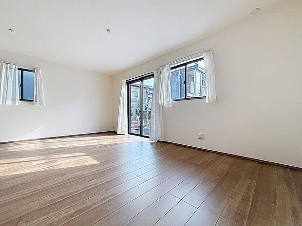 「採光面の多いLDK。」団欒の場であるリビングには採光窓を多く取り入れていますので、暖かな陽光と心地よい風が贅沢に降り注ぎます。