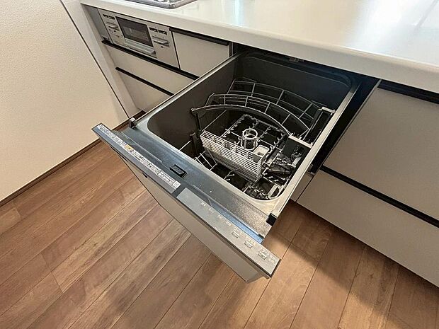 「ビルトインタイプ食器洗乾燥機」通常の手洗いでは使用出来ないほど高温のお湯や高圧水流を使うことにより汚れを効果的に落とすことができる。殺菌効果が非常に高く哺乳瓶などを使う家庭で需要が高く大変便利。