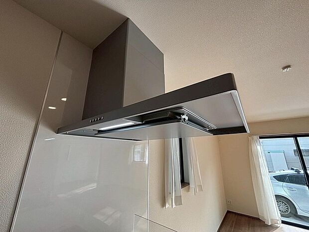 昨今主流のスリムタイプのレンジフード。そのスタイリッシュな見た目から、インテリアとしても高い人気がある型です。また、スリム型の大きなメリットとして、掃除のしやすさがあります。