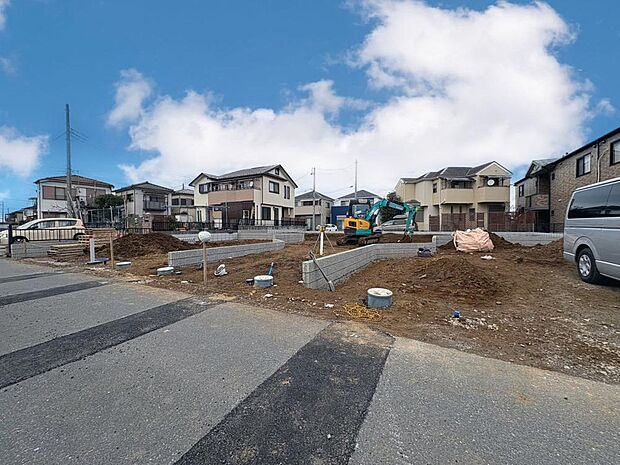 「前面道路」快適に過ごす条件は、一人ひとり違います。だからこそ飾り過ぎないシンプルな内装と偏り過ぎないデザインで統一しております。居住していく中でオーナー様だけの「マイホーム」に創り上げて下さい。