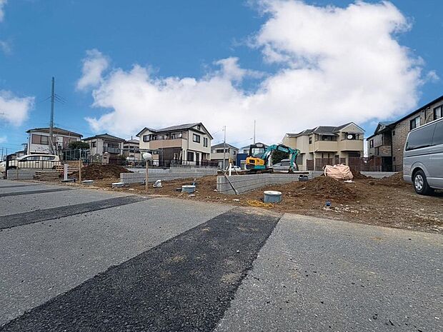 「前面道路」今日も、明日も、この街で、きっと誰かがしあわせになる物語が描かれていくはずです。同じ風景が毎日365日、まったく違う顔を見せてくれる。爽快な風も毎日やさしく頬をなででくれます。