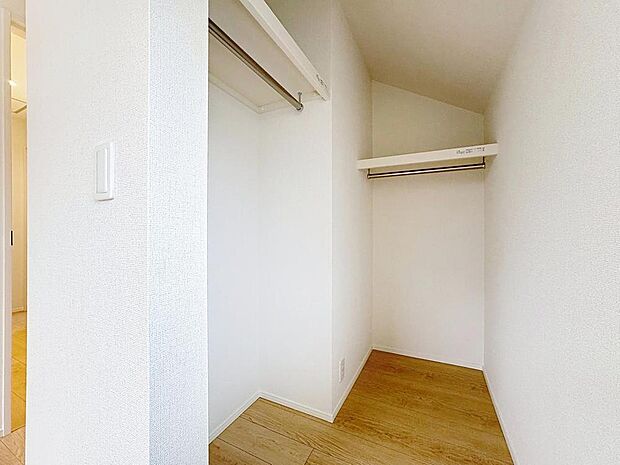 「全室ウォークインクローゼット完備。」居室には収納スペースを完備し、自由度の高い家具の配置が叶うシンプルな空間です。