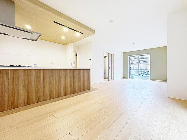 「団欒の場」忙しい朝でも、しっかり家族が揃って食事をして頂けるゆとりある大きさのダイニングスペース。手料理をテーブルで囲む素敵な時間を存分に愉しんで下さい。