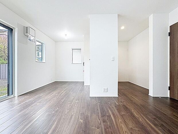 「憩いの場リビング」くつろぎを愉しむリビングルームは憩いの場となります。リビングとダイニングの空間機能を活かし、巧みに使い分ける発想が、ライフスタイルに新しいゆとりをもたらします。