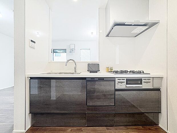 「美しく・使いやすい」優しい温もりを醸し出すカウンターキッチンは料理の為の配慮を散りばめられた仕様です。家事をしながらリビングの様子を見守れる安心感もあります。