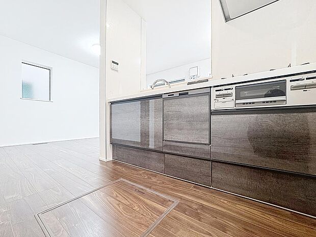 「対面キッチン」作業スペースを多くとった対面キッチン。夫婦そろってキッチンに立っても調理がしやすくゆとりある広さ。食器類もすっきりと片付く収納力が期待できます。家事をしながら会話も弾みます。