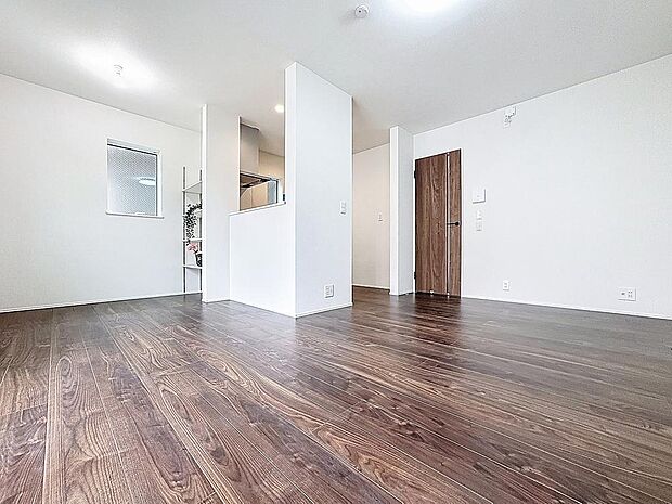 「リビングダイニング」空気感という居心地の良いＢＧＭは、心からのやすらぎと満足感を与えてくれます。通風と採光を考慮したリビングは地域の鼓動を感じながらお寛ぎ頂くことが可能です。