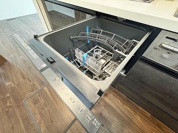 「ビルトインタイプ食器洗乾燥機」通常の手洗いでは使用出来ないほど高温のお湯や高圧水流を使うことにより汚れを効果的に落とすことができる。殺菌効果が非常に高く哺乳瓶などを使う家庭で需要が高く大変便利。