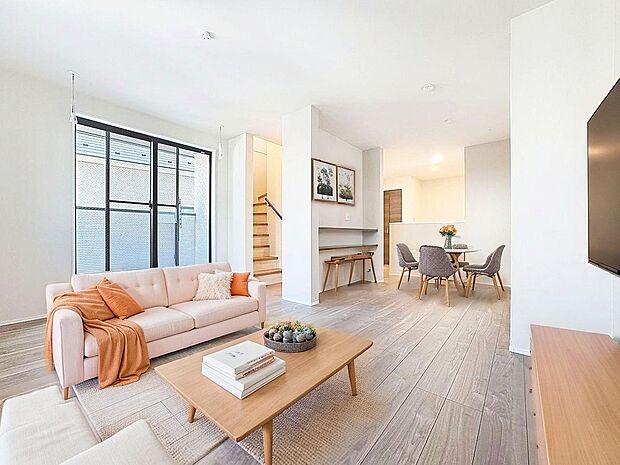 「穏やかな時が流れる癒しの空間」穏やかな光が明るくリビングルームを包みます。(画像内の家電・家具等はCGです。本物件には付帯されません。)