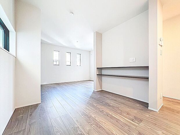 「リビングダイニング」家族の会話や笑顔が行き交うリビングで、大きなソファやダイニングテーブルでゆったり食事をしたりくつろぎたい。そんな夢が叶えられる空間です。