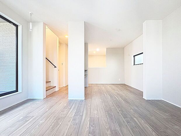 「南西向き。陽当り良好。」団欒の場であるリビングには、暖かな陽光が贅沢に降り注ぎます。かけがえのない一時を、明るい癒しの空間でお過ごし下さい。