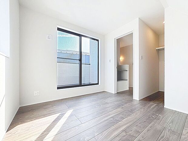 「6.6帖。ゆとりの主寝室」主寝室は十分な広さに加えて、快適に目覚められるよう、大きな採光窓を設けました。