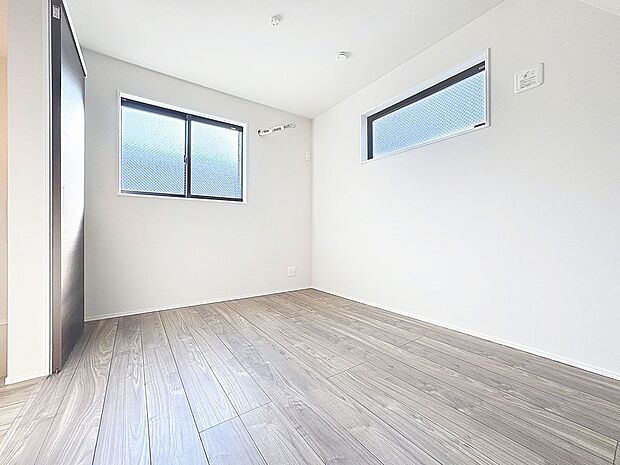 「二面採光・通風良好◎」居室に窓が2ヶ所あるので、明るさの確保と、風の通り道ができることで換気のしやすいお家になっています。