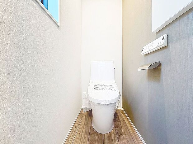 「温水洗浄便座付きトイレ」トイレは快適な温水洗浄便座付です。清潔感のあるホワイトで統一しました。いつも清潔な空間であって頂けるよう配慮された造りです。