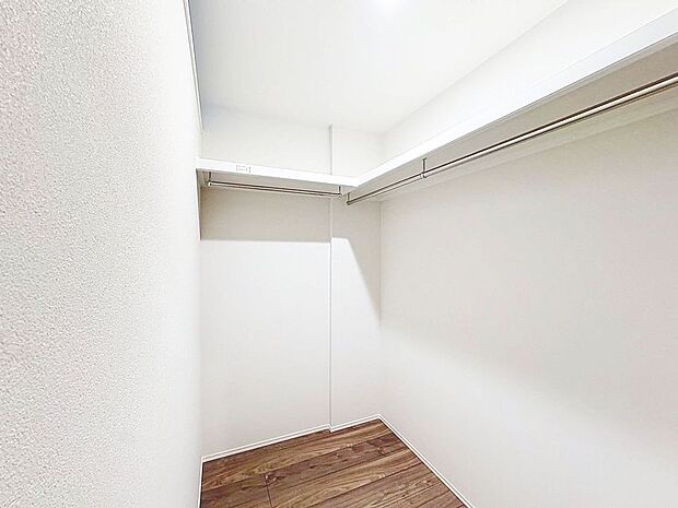 「ウォークインクローゼット」たっぷりと荷物が入るよう、ウォークインクローゼットを完備いたしました。画像と現地では大きさ、広さの感覚が違います。是非、ご自分の目で確かめてください。