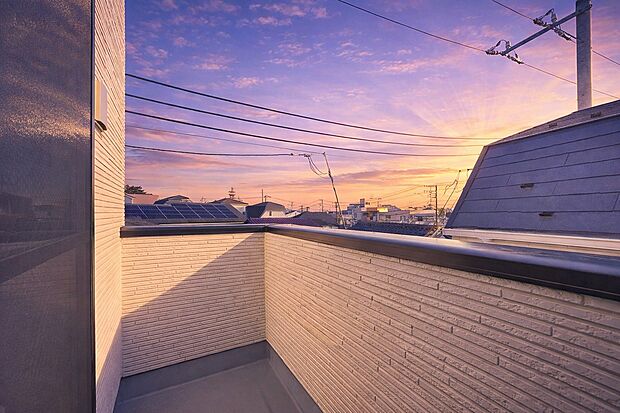 「バルコニー」都市型生活をより快適にコーディネートするかのように、周りの情景とマッチしたバルコニー。住まうご家族の心地よさを最優先したバルコニーでは様々な時間を楽しめます。