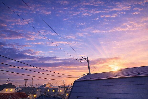 「穏やかな街並みの眺望」穏やかな街並みを一望しながら、爽やかな風と柔らかく降り注ぐ陽光を感じて頂けます。心地良い開放感が暮らしにゆとりと充足感をもたらします。