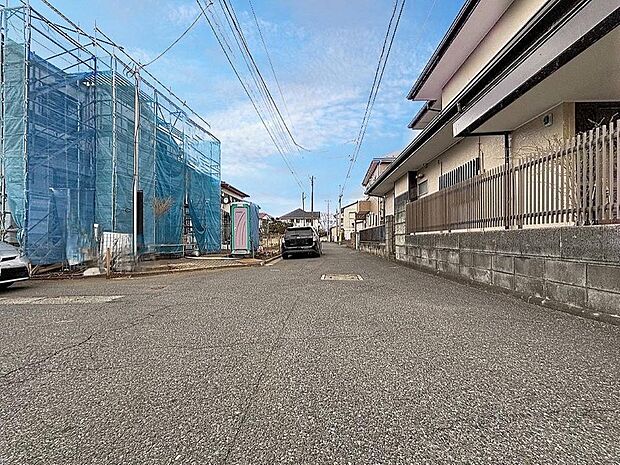 「前面道路含む外観」