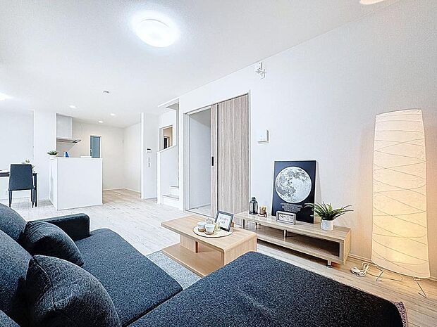 「のんびり過ごせるLDK」朝は爽やかな日差しを浴びながら、家族みんなでおいしい朝食。昼下がりには読書やお昼寝でもしながらのんびりと過ごすひと時。家族が集まる空間を、一番明るい空間に。