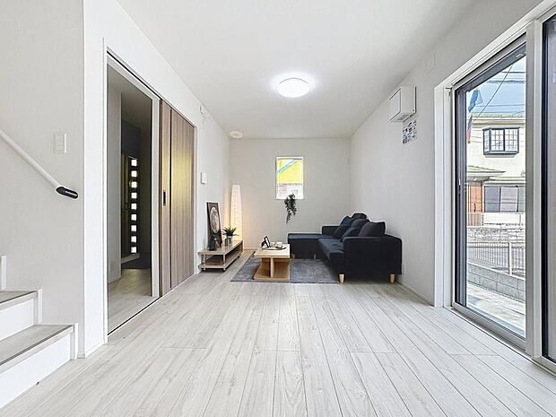 「リビングダイニング」家族の暮らしに思いを馳せて、日常のワンシーンを表現した空間。シンプルな機能美とスマートな空間美。家族みんなが自然体で過ごせる心地良さ生み出しています。