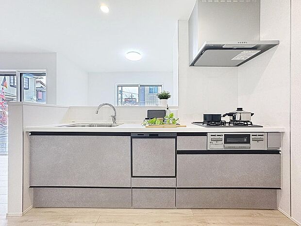 「美しく・使いやすい」優しい温もりを醸し出すカウンターキッチンは料理の為の配慮を散りばめられた仕様です。家事をしながらリビングの様子を見守れる安心感もあります。