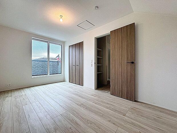 「心地よい空間」ほっと一息つけるような、安心して寛げる雰囲気の空間です。シンプルな内装は、時が経ちニーズが変わっても、フレキシブルに活用頂けます。