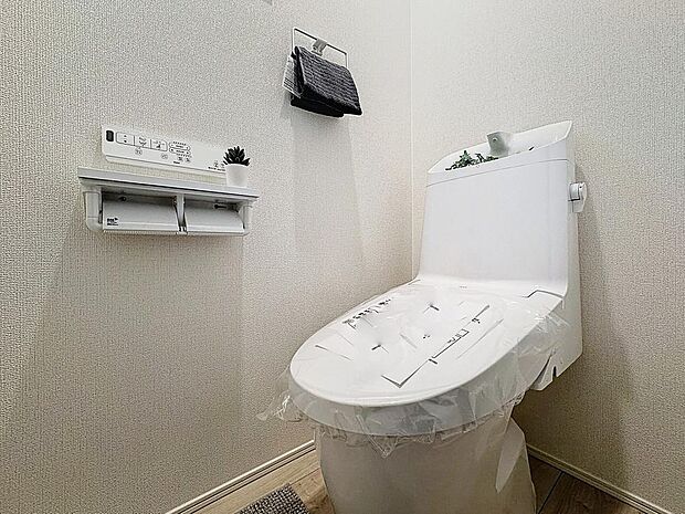 「温水洗浄便座付きトイレ」トイレは快適な温水洗浄便座付です。清潔感のあるホワイトで統一しました。いつも清潔な空間であって頂けるよう配慮された造りです。