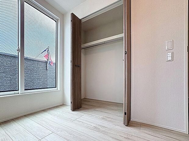 「収納完備」居室には収納スペースを完備し、自由度の高い家具の配置が叶うシンプルな空間です。