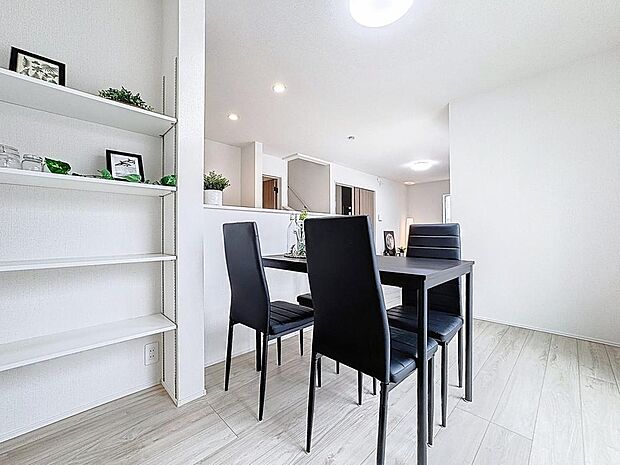 「憩いの場リビング」くつろぎを愉しむリビングルームは憩いの場となります。リビングとダイニングの空間機能を活かし、巧みに使い分ける発想が、ライフスタイルに新しいゆとりをもたらします。