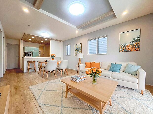 「折り上げ天井×開放感。」天井が高いことによってお部屋を広々と感じられます。特別な開放感が居心地の良さをもたらし、寛ぎの空間を演出します。