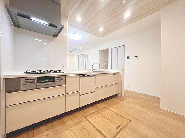 「対面式キッチン仕様」キッチンスペースは、ゆとりの広さを確保。開放的な対面式キッチンなので、ご家族との会話を楽しうことはもちろん、お子様を見守りながら家事時間を進められます。