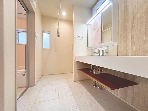 「すっきり片付く収納力。三面鏡洗面台。」身だしなみを整えやすい事はもちろんですが、鏡の後ろに収納スペースを設ける事により、散らかりやすい洗面スペースをすっきりさせる事が出来るのも嬉しいですね。