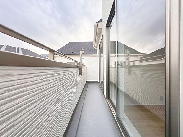 「開放感感じるバルコニー」頬をなでる優しい風を感じることが出来るバルコニー。つい深呼吸をしたくなる気持ちの良い眺望はこのお部屋の自慢です。