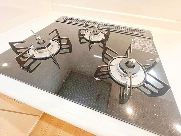 毎日料理をする、料理が好き、家族が多くて量を作る必要がある、等の方々にとっては必須の3口コンロ。同時進行で効率アップはもちろん鍋を移動する回数が減り、無駄な動きを軽減することが出来ます。