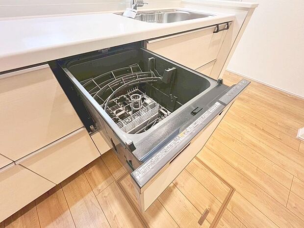 「ビルトインタイプ食器洗乾燥機」通常の手洗いでは使用出来ないほど高温のお湯や高圧水流を使うことにより汚れを効果的に落とすことができる。殺菌効果が非常に高く哺乳瓶などを使う家庭で需要が高く大変便利。