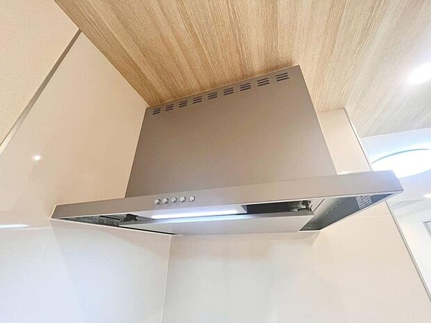 昨今主流のスリムタイプのレンジフード。そのスタイリッシュな見た目から、インテリアとしても高い人気がある型です。また、スリム型の大きなメリットとして、掃除のしやすさがあります。